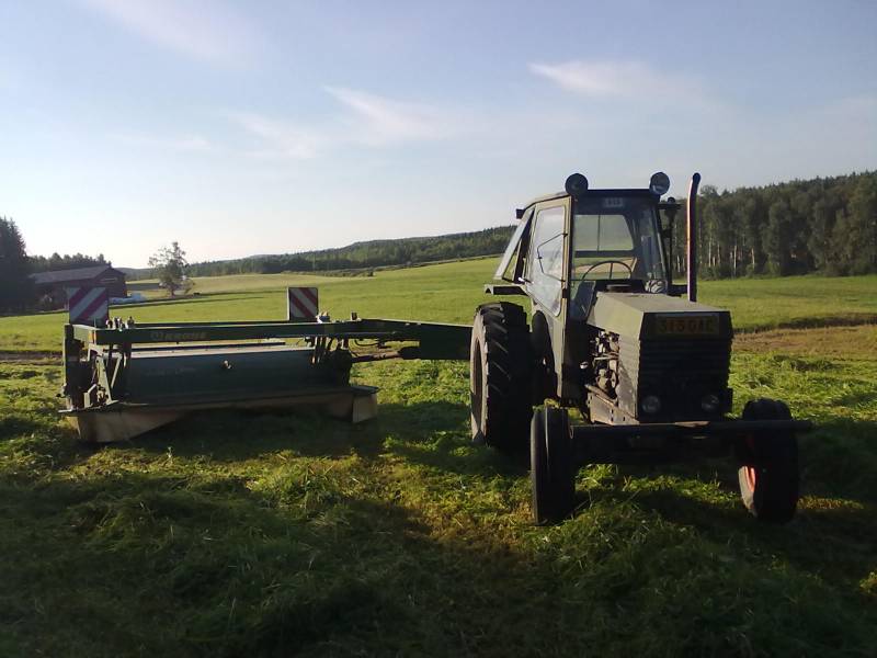 Valmet 702 & Krone
Voimakoneella niittohommissa. Jäi pieni pellonkulma niittämättä ja muut traktorit olivat paalaushommissa, joten päätin kokeilla vieläkö vanhuksesta löytyy puhtia :)
Avainsanat: intti speciaali 702