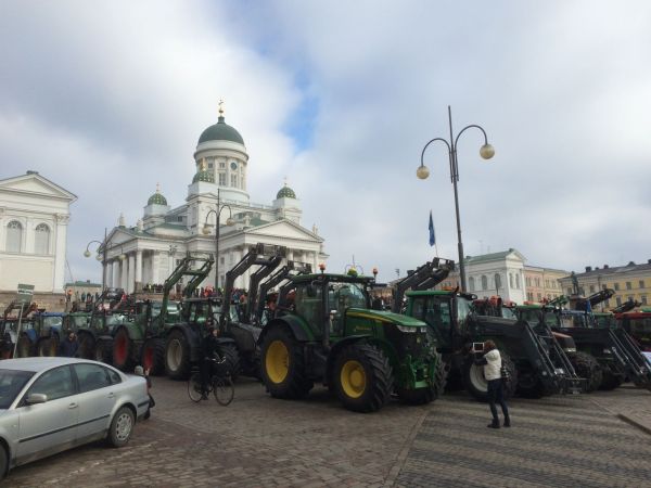 Maanviljelijöiden mielenosoitus Senaatintorilla
About 500 traktoria samassa kuvassa
Avainsanat: Mielenosoitus Helsinki tuomiokirkko Senaatintori