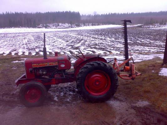 Valmet 361 & niittokone
Vanhus on vihdoin pesty ja niittokoneenki vois jo ottaa pois. 
Avainsanat: valmet 361