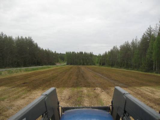 Kevät 2010 Agronic
Ihan hyvin heittää agronic kerta vedolla lietettä peltoon noin 30metriä..
Avainsanat: Agronic