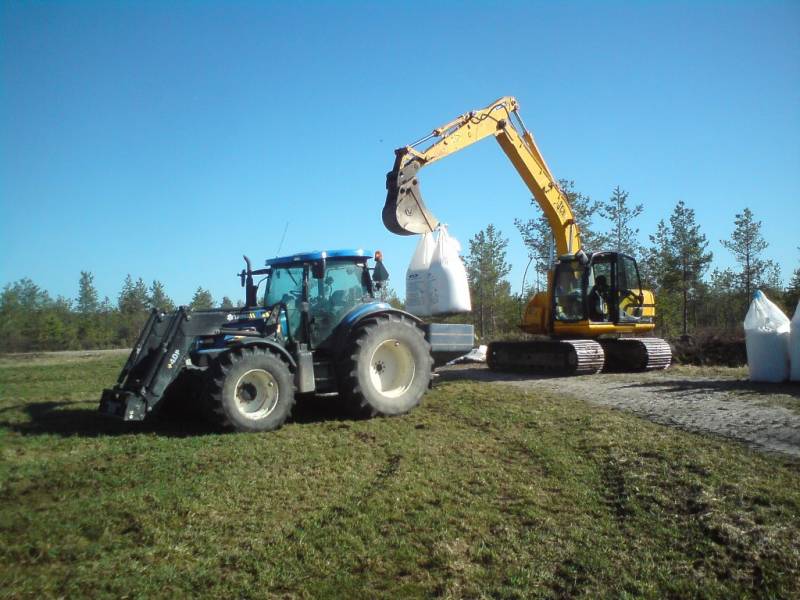 New Holland, bökköballe ja Jcb
Apulannan levitystä. Saa nähä onko venäjän lannasta mihinkää. Haju ainaki oli pistävämpi mitä vertas Yaralaiseen.
Avainsanat: new holland apulanta jcb