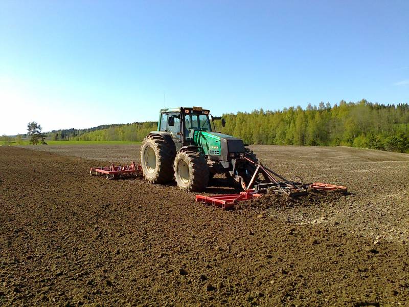 Valtra 8350 ja 4,6m etutasausäes merkkiä omapaja ja perässä VM:n 4,5m joustopiikki
Rinnemaan tasailua. Ihan hyvä jälki tulee kerta-ajolla. Lohko on tasausäestetty kerran ennen varsinaista muokkausta
Avainsanat: Valtra 8350 tasausäes VM joustopiikkiäes 4,5 4,6