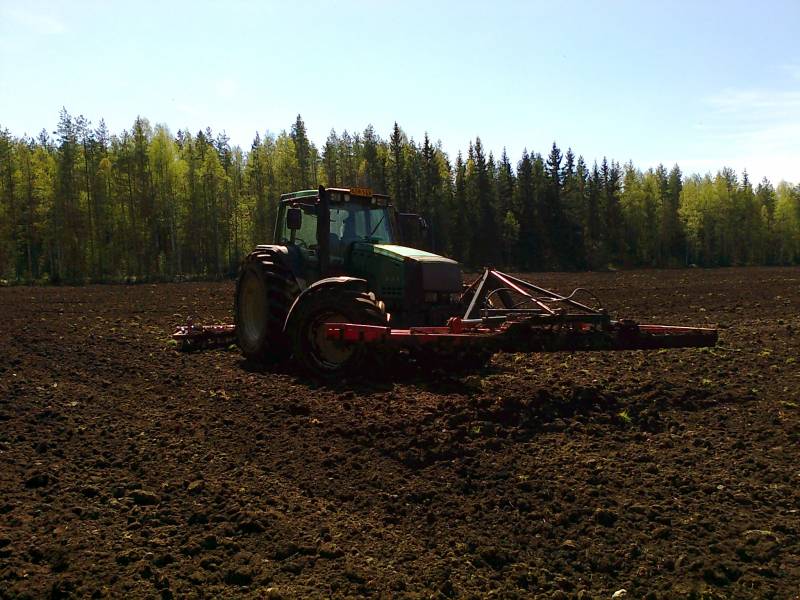 Valtra 8350 ja 4,6m etutasausäes merkkiä omapaja ja perässä VM:n 4,5m joustopiikki
Pellon tasailua. Oli paikkapaikon hieman märkääkin.
Avainsanat: Valtra 8350 tasausäes VM joustopiikkiäes 4,5 4,6