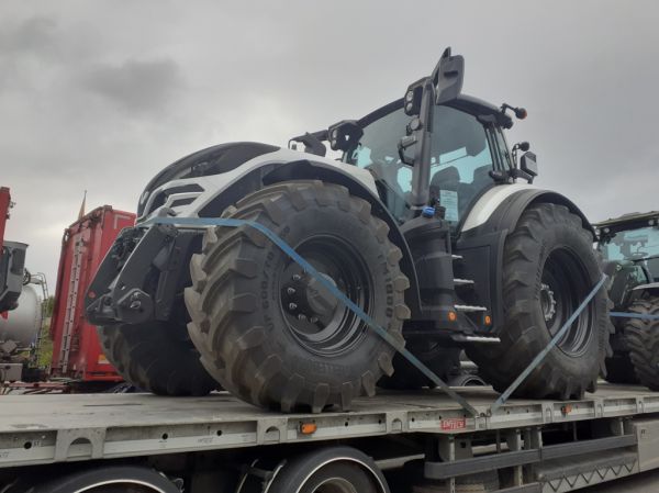 Valtra traktori
Englantiin matkalla oleva Valtra traktori.
Avainsanat: Valtra Traktori ABC Hirvaskangas