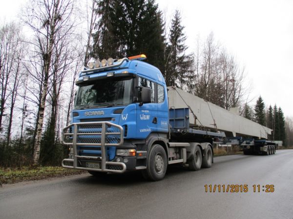 Kuljetus Welinin Scania R560
Kuljetus Welin Oy:n Scania R560 puoliperävaunuyhdistelmä on saapunut tuomaan betonielementtiä Äänekosken biotuotetehtaan työmaalle.
Avainsanat: Welin Scania R560 21