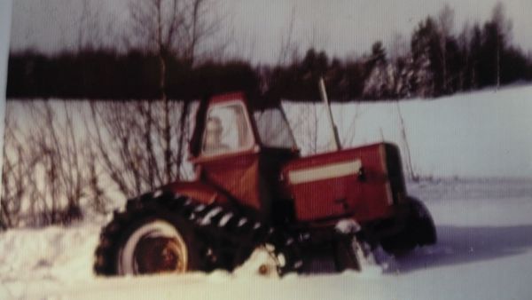 Valmet 361 vm.1964.
Kuva on vuod. 1975 kevät talvelta. Valmet oli jo parempi menemään lumessa. Hydrauliset puolitelat olivat jo melkoinen apu.
