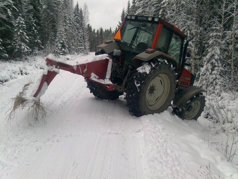 valtra 6400 ja lana
nuin siinä käypi kun  ilman riimuja lähtee aurailemmaan :D
Avainsanat: valtra 6400