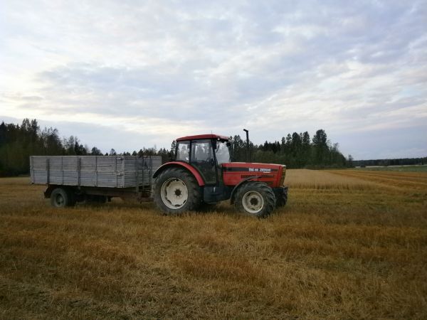 Zetor 11641 Forterra viljan ajossa
Puinteja 2012
Avainsanat: Zetor 11641 Forterra Vilja Omavalmiste