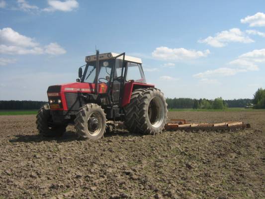 Zetor 10145 ja Kipa 7200
Zetorilla tasausäestämässä
Avainsanat: Zetor 10145 Kipa 7200