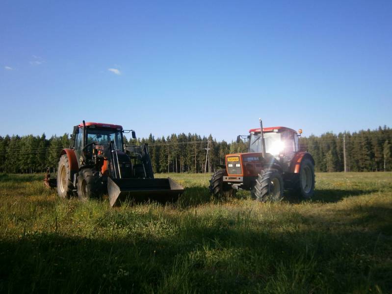 Vanha Zetor 10145 lähti vaihtoon ja tilalle tuli 11641:nen
Zetor Forterra 10641 ja Zetor Forterra 11641
Avainsanat: Zetor Forterra 10641 11641 Trac-Lift