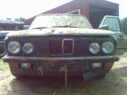 BMW 518i
Raato löytyi ladosta pienen taistelun jälkeen. Penkit homeessa, hiirenpaskassa ja muussa paskassa. KÄY kuin sveitsiläinen kello!
Avainsanat: bmw 518i -86 4 sedan bemari paska