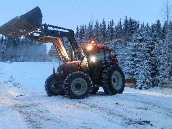 Valtra A92 ja Jykevä
Jykevä sai kesällä leveys kasvun. Sen verran lunta tyrkkäs tännekkin että piti lähteä tien aukasuun.
