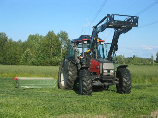 Valtra 900 ja niittokone JF
niittämässä
Avainsanat: niittämässä