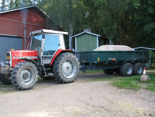 MF 3070 E ja Palms 1200
15200kg kärryineen 93 heppasen traktorin perässä ja matkalla on viellä ahteita.
Avainsanat: MF 3070 E Palms 1200