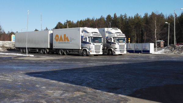 Kari Mäkelä Oy:n Scaniat
536 ja 468 Nelosparkissa
Avainsanat: OAK Scania Kari Mäkelä
