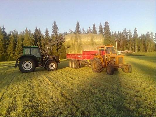 sisu valmet 6300, valmet 500,junkkari j16
14 paalia kyytis  kuvasta vaan 500 satane on oma oon "renkinä" naapuris
Avainsanat: heinäkuorma 6300 500