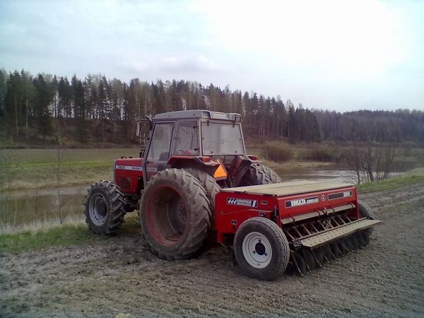 MF365 ja Simulta Junkkari
Traktori ja kylvin kone.
