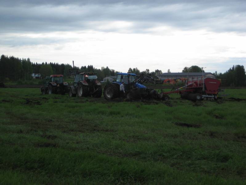 kylvökone jumissa
vihdoin rupes nouseen kun kolmella traktorilla reilun tunnin verran kiskottiin sitä ylös.
