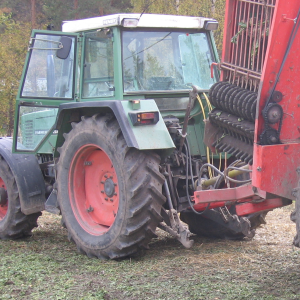 Ventti syksyllä 2005 juurikkaan nostossa.
Fendt 310 Farmer Lsa Turbomatic ja Tume ms1.
