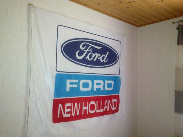 Ford New Holland
Entinen Foorttin mainoslippu komistamassa huoneen seinää.
Avainsanat: Ford New Holland lippu