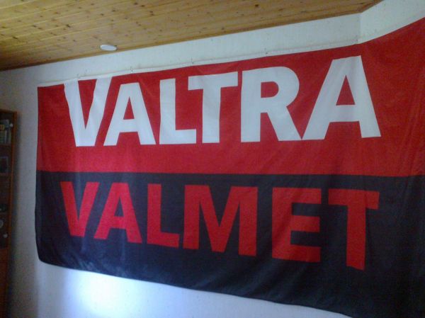 Valtra Valmet
Ollut Suolahden liikkeen lipputangossa siihen asti kunnes merkki ja logo vaihtui pelkästään Valtraksi.
Avainsanat: Valtra Valmet lippu