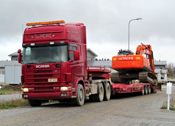 Scania 164G 480
Lempäälän Kaivin ja Kuljetus LKK
    Koneen tuonti työmaalle
Avainsanat: Scania Hitachi