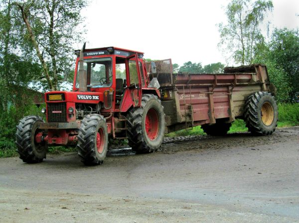 Tutkimus vuodelta 2009 väittää, että suomessa muodostuu lantaa noin 18 miljoonaa tonnia vuosittain eli keskimäärin 8 t / ha ja jokaista nautaa kohti lantaa muodostuu 16-24 t /vuosi ruokinnasta ja tuotostasosta riippuen. Pellolle kärrättävää siis riittää.
Avainsanat: Volvo lanta