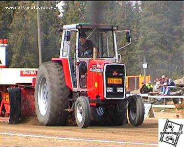MF 699
Hyvinkään tractor pullingin SM-osakilpailu,farmi 3500kg
Avainsanat: vee856