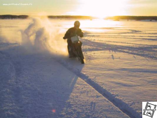 Pidisjärven jäällä 14.1.2001
Tommin taidonnäyte :) Ainakin kuvaajalla oli lunta joka paikassa ;)
