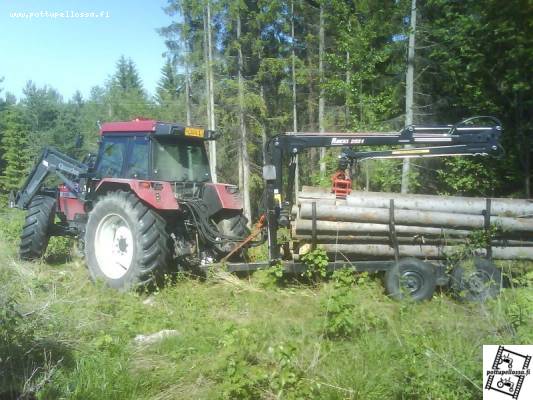 Case 5130
Ekalla metsäreissulla, jotenkin kivempi hakea puita kuin vanhalla 502_lla...
