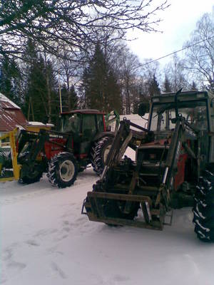 kaks ns. mittään sanomatonta traktoria vierekkäin
MF 375ja isme, sisuvalmet 865 ja 1416 valmetti (multigrippi)
Avainsanat: sisuvalme865 MF375