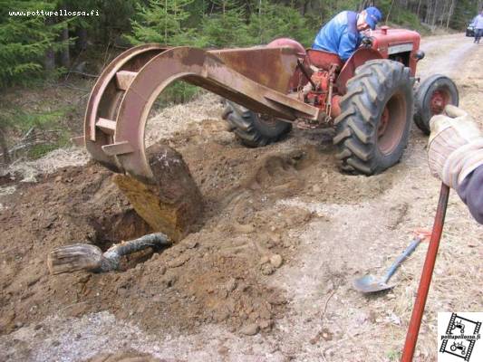 V 361 kiven nostossa
Vanha mummolan traktori pinnistää kaikki voimansa, jota kivi nousee.  20 vuotta sitten kun tie on tehty on sinne jätetty muutama tän kokoinen kivi, aika suoritus kaivinkoneen kuljettajalta.
Avainsanat: Valmet 361