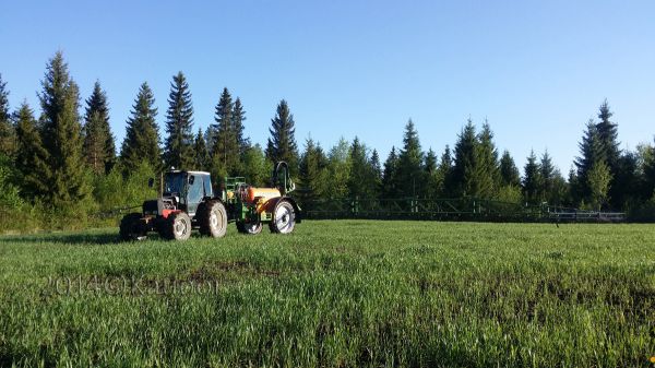 Ruiskutusta
Syysvehnää ruiskuttamassa.
Valtra 665 ja Amazone ug2200
