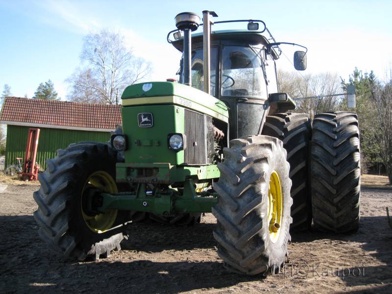 John Deere 3350 -89
Jontikka sai uuet takatassut ja parit.
