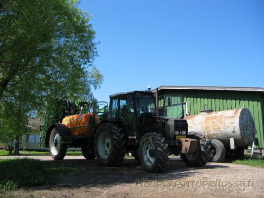 Valtra 665 & Amazone UG 2200
Rikkaruiskutusten alotuspäivänä. Oikealla vesivaunu.
