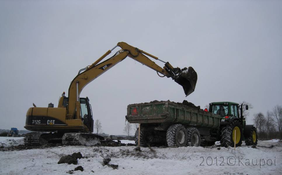 Kosteikon kaivuuta
Cat 312C
JD 6630 + Hyväkone
