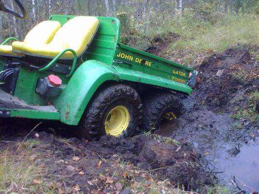 John Deere Gator suo-ojan ylityksessä kiinni
Oli sittenkin liian pehmeää.
Avainsanat: John Deere Gator suo-oja