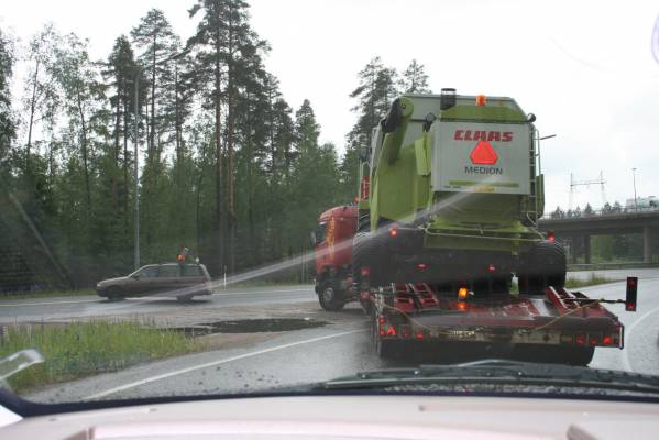 Claas Medion
Erikoiskuljetus kierti sillan yläkautta. Paikkakunta taisi olla Kouvola. Jeepistä kuvattu ;)
Avainsanat: Claas medion