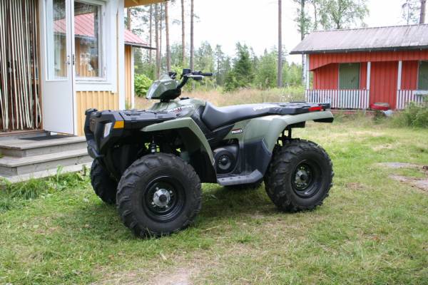 Polaris 500 4x4
Tuotu jenkkilästä, liekkö mitään eroa Suomi-malleihin?
Osia tuli mukana paljon, ei vielä paikallaan kuvassa. Kuvanotto hetkellä 4 km ajettu :)
Avainsanat: polaris