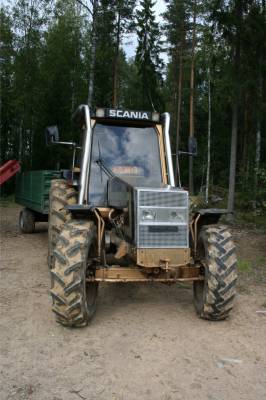 Scania Swed-Trac
Harvinainen! Omistajan mukaan ainut Suomessa. Tehty vain alle sata. Hevosvoimia 170, Scanian suorakutonen (Turbo-mallissa kuulemma 300). Vuosimalli -88.
Avainsanat: Swed-trac