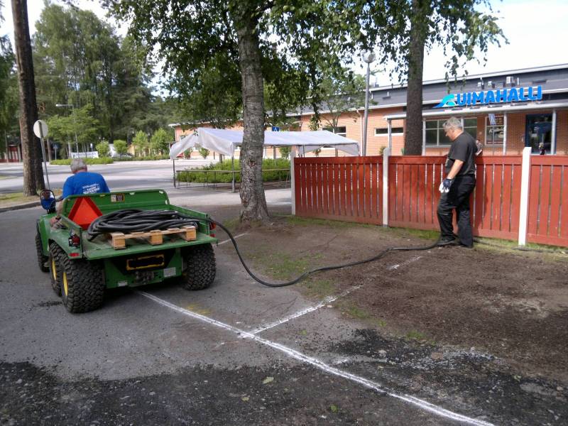 John Deere Gator hyötykäytössä Keuruun markkinoilla
Otin kokeeksi käyttöön Keuruun markkinoille John Deere Gator 6x4 dieselin ja olihan se kätevä kampe erilaisten tavaroiden kuskaukseen. Kuvassa puretaan sähkökaapelia lavalta, jota oli alueella satoja metrejä
Avainsanat: John Deere Gator 6x4 diesel Keuruun markkinat