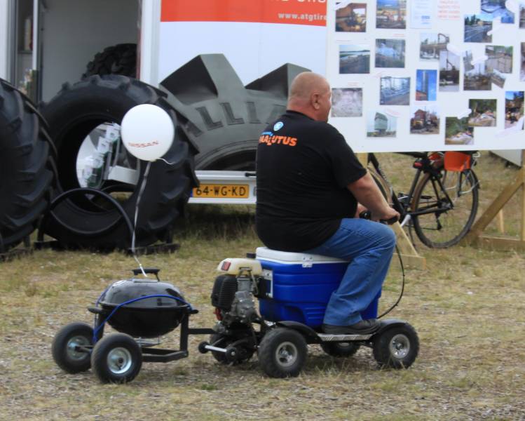 Konemies ei kävele!
Tämä nähtiin viime vuonna Power Truck Show:ssa. Näkyy tulleen varusteeksi grilli sitten viime näkemän.
Avainsanat: konemies ei kävele okra