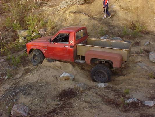 Riittävästi joustovaraa?
Toyota Hilux itse tehdyllä lavalla
Avainsanat: toyota hilux