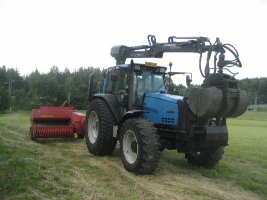 Valtra 8050+Welger Ap42
Paalaus yksikkö.
Avainsanat: Valtra Welger