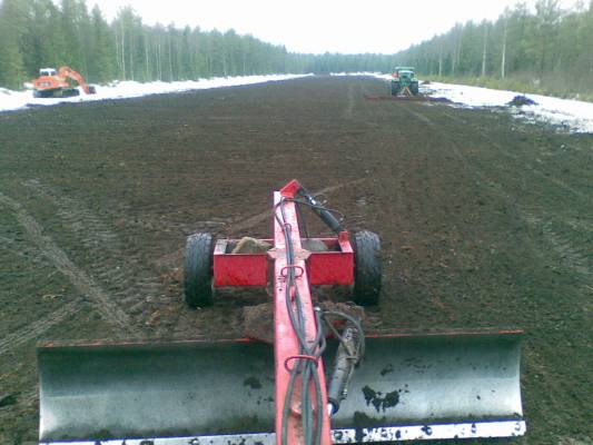 Viimeisiä peltotöitä 2008 syksyllä
Kantopenkkoja levälleen,kannot jo keräilty. Hieman tasoittelua oikeaan muotoon ja tasurilla perään. 6410 Jontikan perässä 7m tasausäes,etualalla 140 Deutsin perässä 3m VM peltolana ja taustalla 150 Hitachi. 
Avainsanat: JD 6410 VM Hitachi