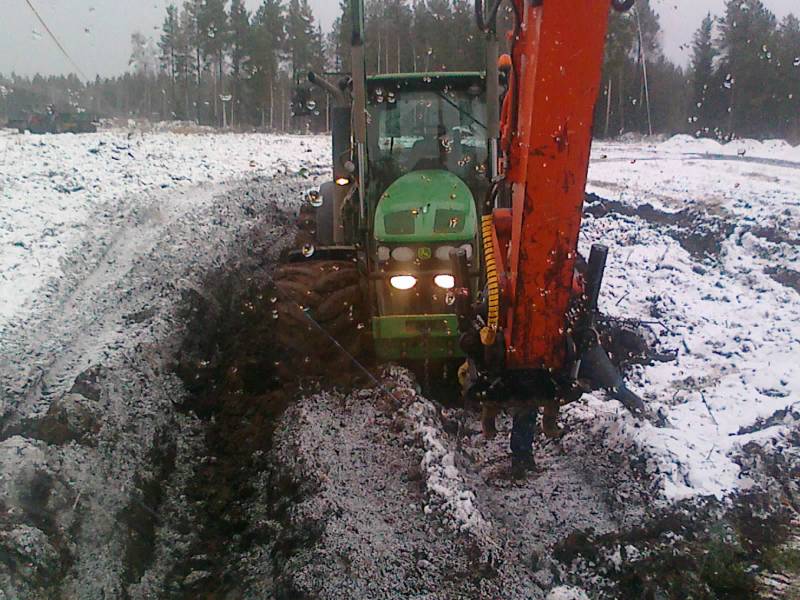 Paikoitellen pehmeää
JD 7930 180 Multiva perässään. Hitachilla ylös ja homma jatkuu.
Avainsanat: JD 7930 Multiva Hitachi Kiinni