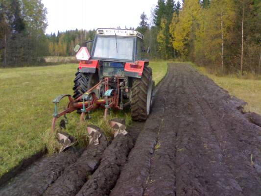 Maankääntelyä
Ursus 1014 ja nurmen kyntöä kvernelandeilla
Avainsanat: ursus kverneland kyntö