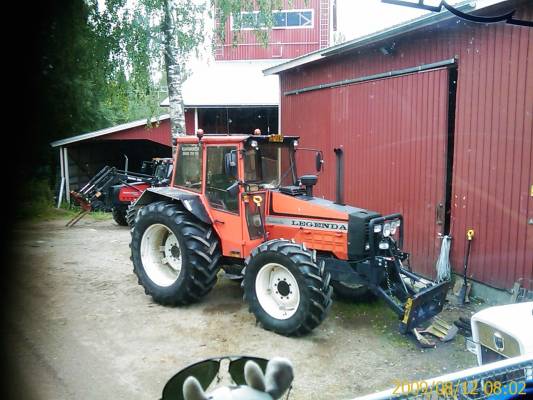 Valmet joku 05 sarja
löytyi kyliltä kun ajeltiin, komiaksi oli laitettu.
Varmaan ollukkin täälä mutta en löytänyt.
Avainsanat: legenda.