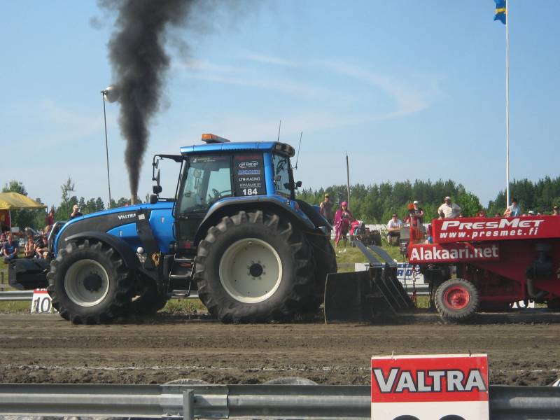 Tractor pulling 2011
Valtra T-170 ja farmi 8000kg
Avainsanat: valtra valmet t-170 tractor pulling diesel farmi 8000kg