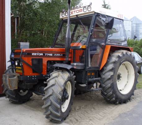 Zetor 7745 Jubile
Tässäpä kesäinen kuva.

Avainsanat: Zetor 7745